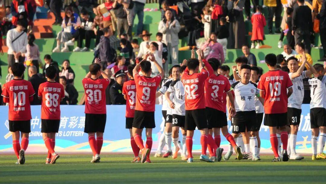 比赛现场高潮迭起,球迷尽情欢呼 比赛现场高潮迭起,球迷尽情欢呼