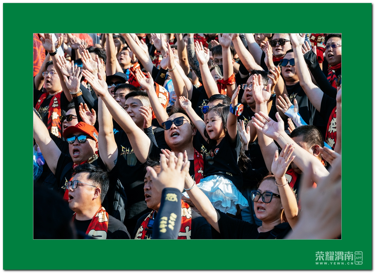 比赛现场高潮迭起,球迷尽情欢呼 比赛现场高潮迭起,球迷尽情欢呼